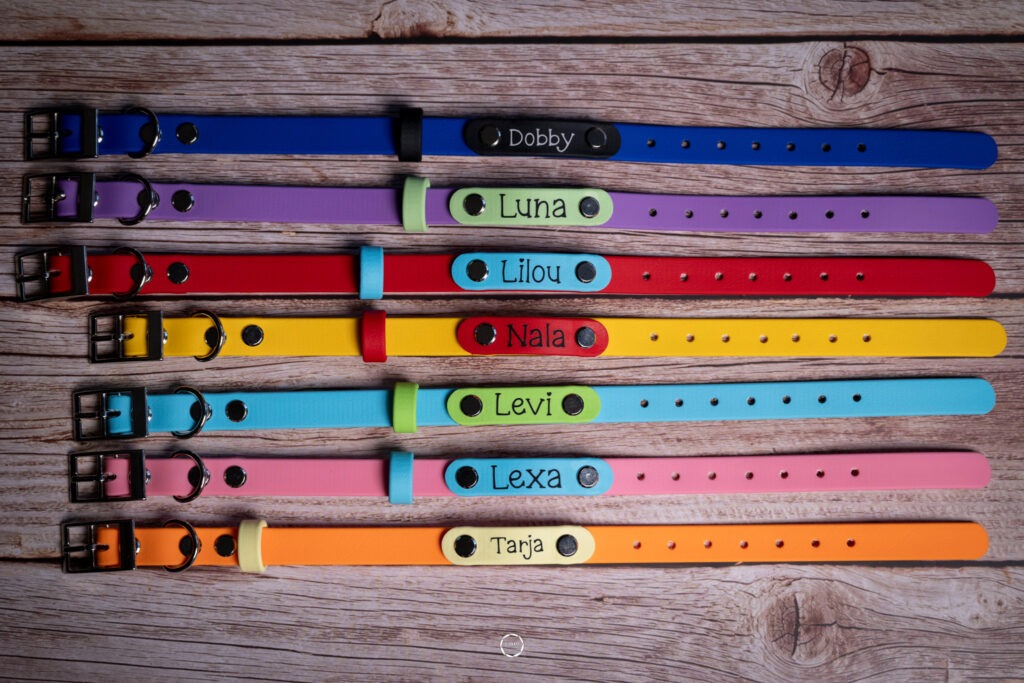 Gerade für den Start in ein neues Zuhause ist das erste eigene Halsband etwas ganz Besonderes. Ivy’s Leinenwerkstatt fertigt individuelle Welpenhalsbänder und passende Welpenleinen, die nicht nur praktisch und hochwertig verarbeitet sind, sondern auch eine schöne Erinnerung an die ersten gemeinsamen Abenteuer darstellen.
